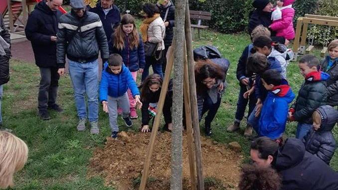 Festa dell’albero con i bimbi della scuola di Valdicava