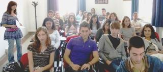 Ragazzi e ragazze che frequenteranno il corso di infermieristica avviato a Pontedera
