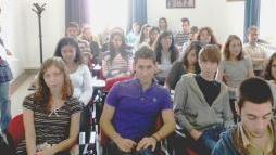 Ragazzi e ragazze che frequenteranno il corso di infermieristica avviato a Pontedera