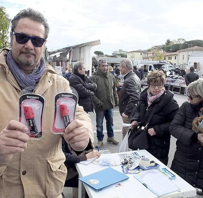Trentasei nuovi iscritti alla Lega in due ore: e tra loro anche alcuni cittadini stranieri 