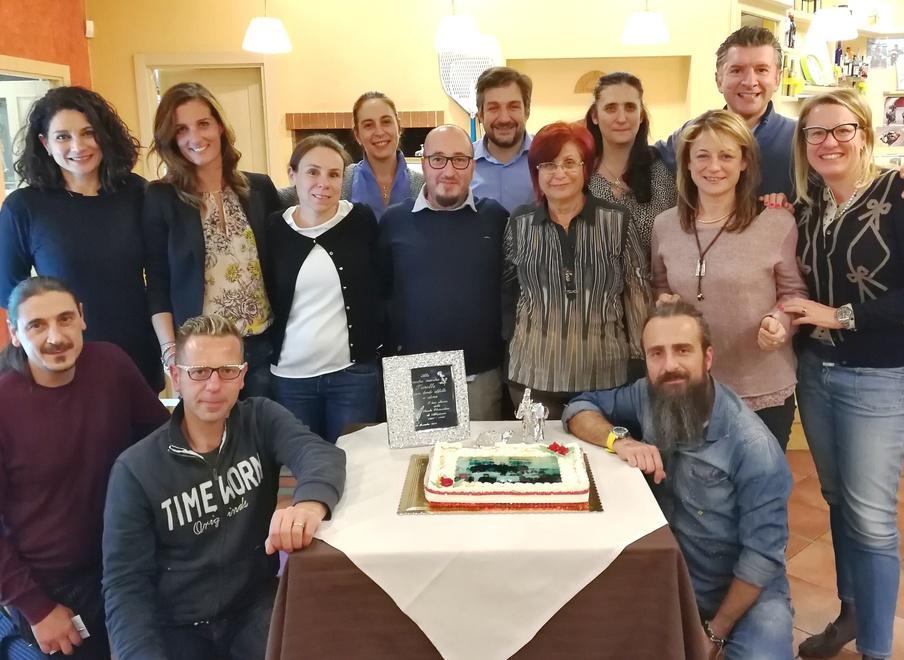 I compagni di scuola si ritrovano 37 anni dopo con la loro maestra 