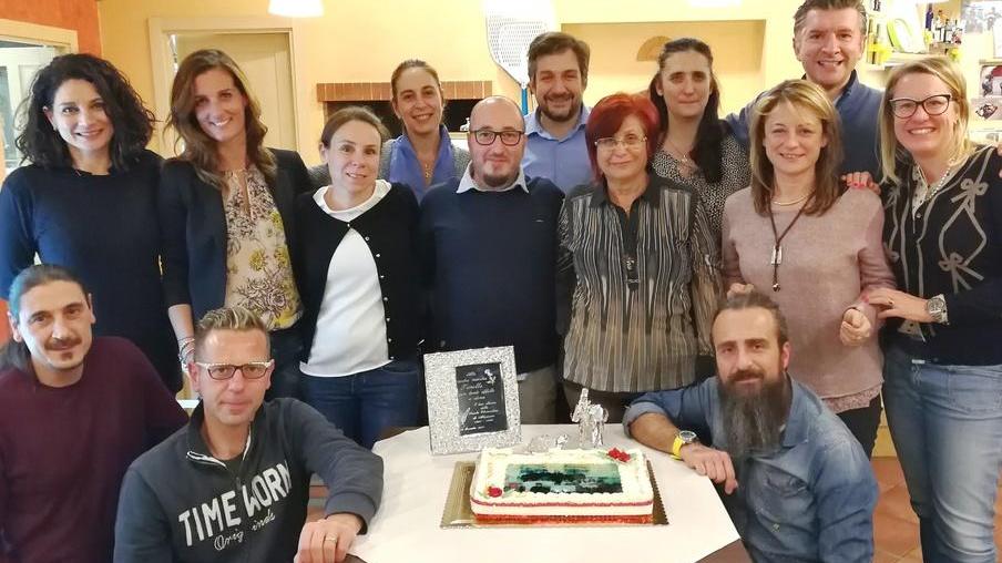 I compagni di scuola si ritrovano 37 anni dopo con la loro maestra