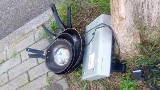 Padelle e decoder gettati in strada