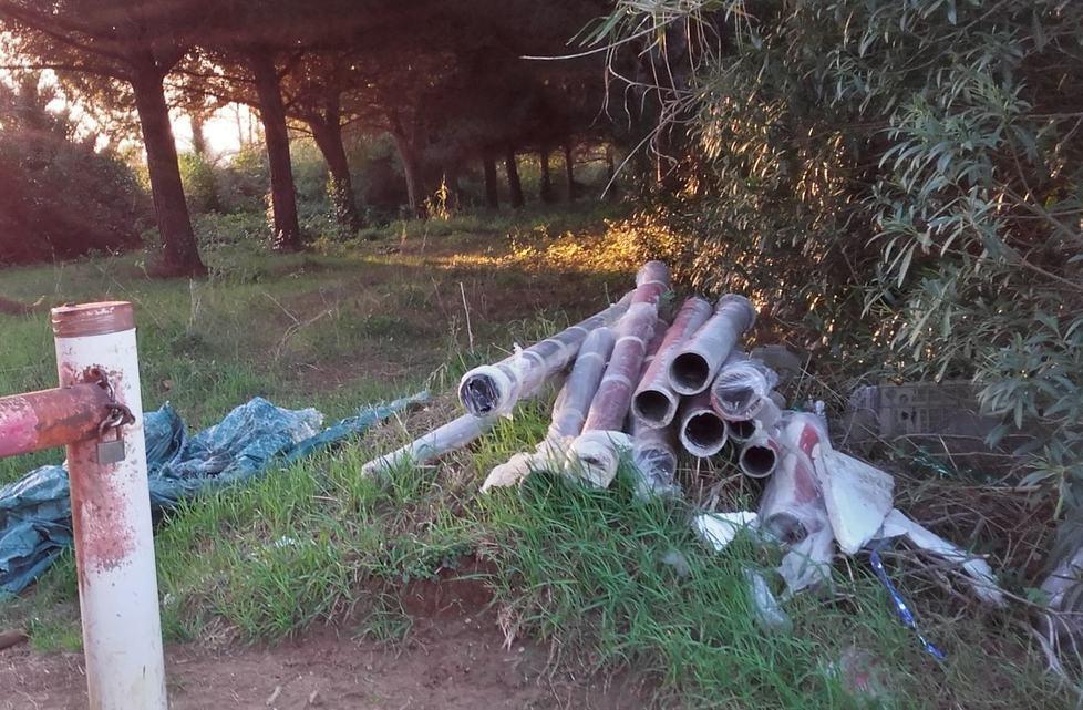 Diversi tubi abbandonati tra gli alberi alle Morelline