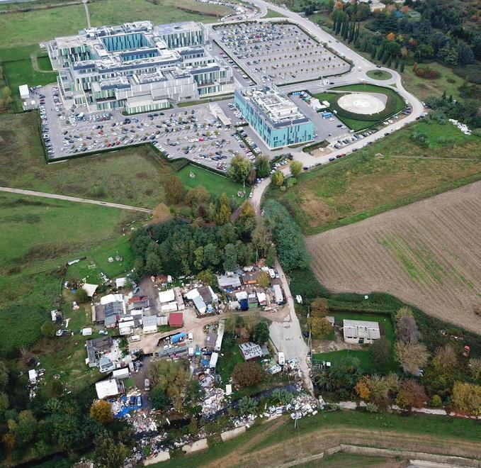 Sedici carcasse di auto nella maxi discarica 