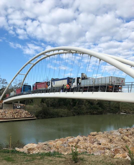 Una fila di camion sul ponte: superata la prova di carico 