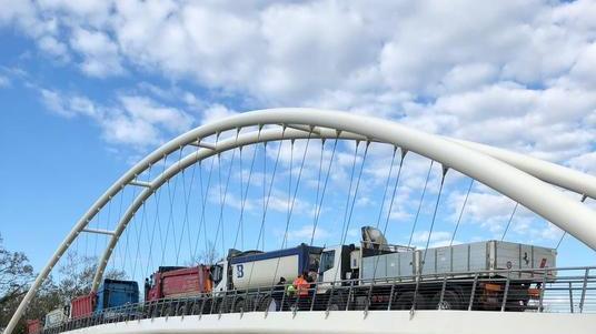 Una fila di camion sul ponte: superata la prova di carico