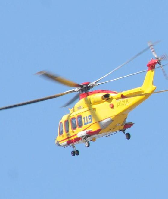 Cade dall’olivo a 82 anni Soccorso con l’elicottero 