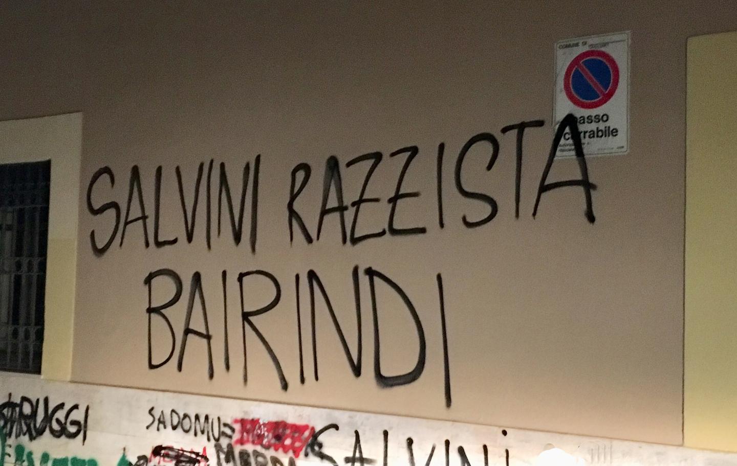 Sui muri di Cagliari scritte anti Salvini 