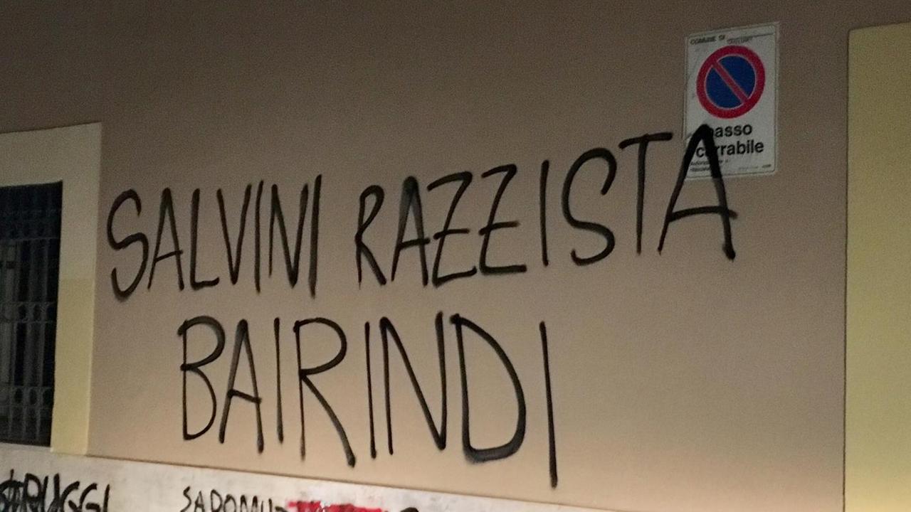 Sui muri di Cagliari scritte anti Salvini 