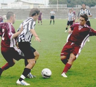 Una fase del derby tra Sporting e Massese; a destra, il mister amaranto Massimo Mosti