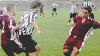 Una fase del derby tra Sporting e Massese; a destra, il mister amaranto Massimo Mosti