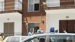 <strong>POLIZIA E 118. </strong> Sono intervenuti lunedì per soccorrere l’aspirante suicida di 48 anni