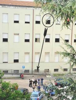 Precipita nel cortile della scuola