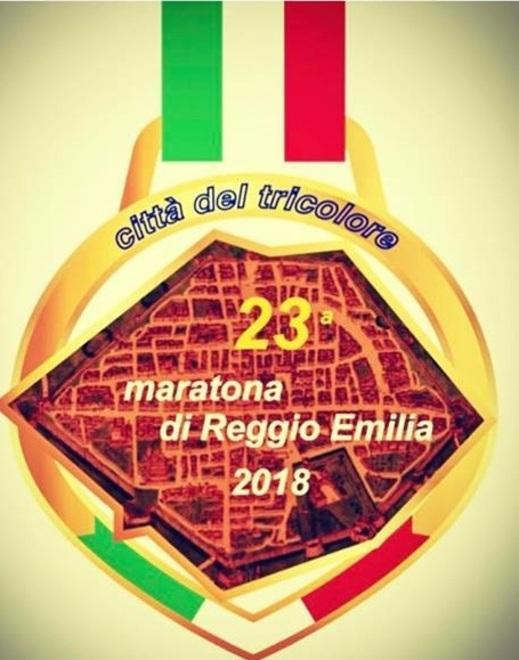 Una medaglia a forma di esagono a chi finisce la Maratona di Reggio 