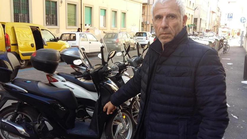 Crisi del commercio in centro: «Aumenteremo i posti per i motorini ma niente parcheggi gratis per Natale»