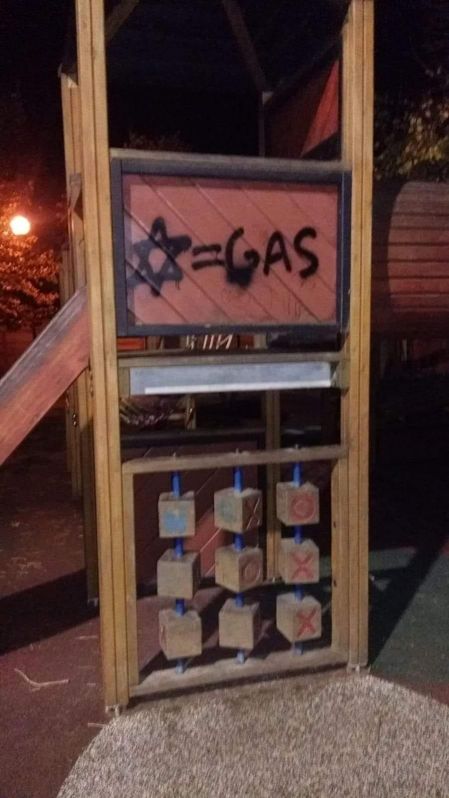 Scritte antisemite in via Caduti di Piavola
