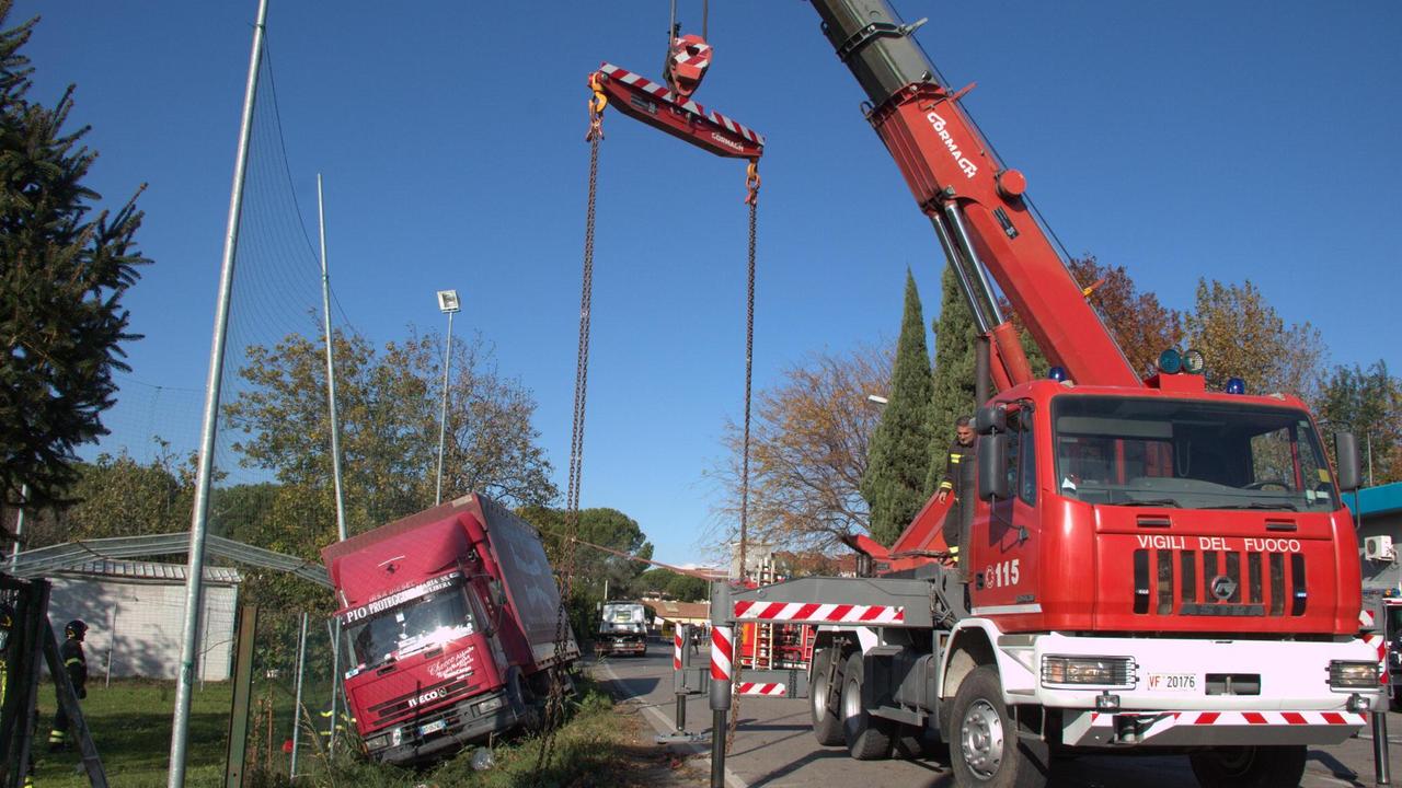 L'intervento dell'autogru dei vigili del fuoco in via Ferrucci a Mezzana per il camion uscito di fuori strada