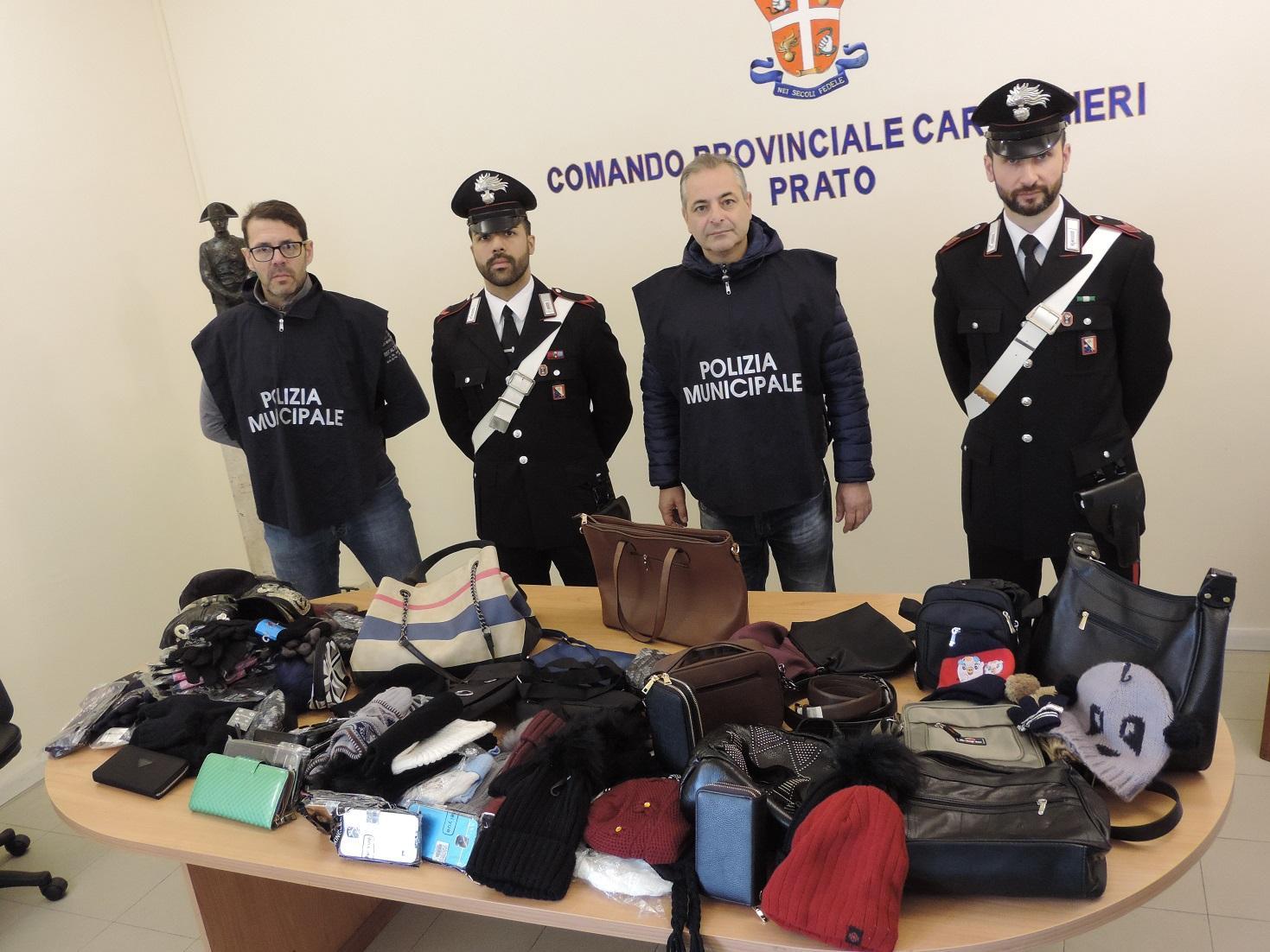 Carabinieri e polizia municipale con la merce sequestrata al mercato del lunedì a Prato