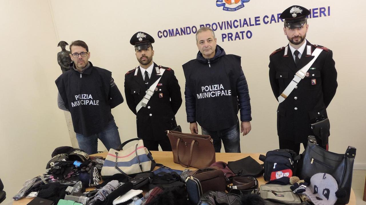 Carabinieri e polizia municipale con la merce sequestrata al mercato del lunedì a Prato