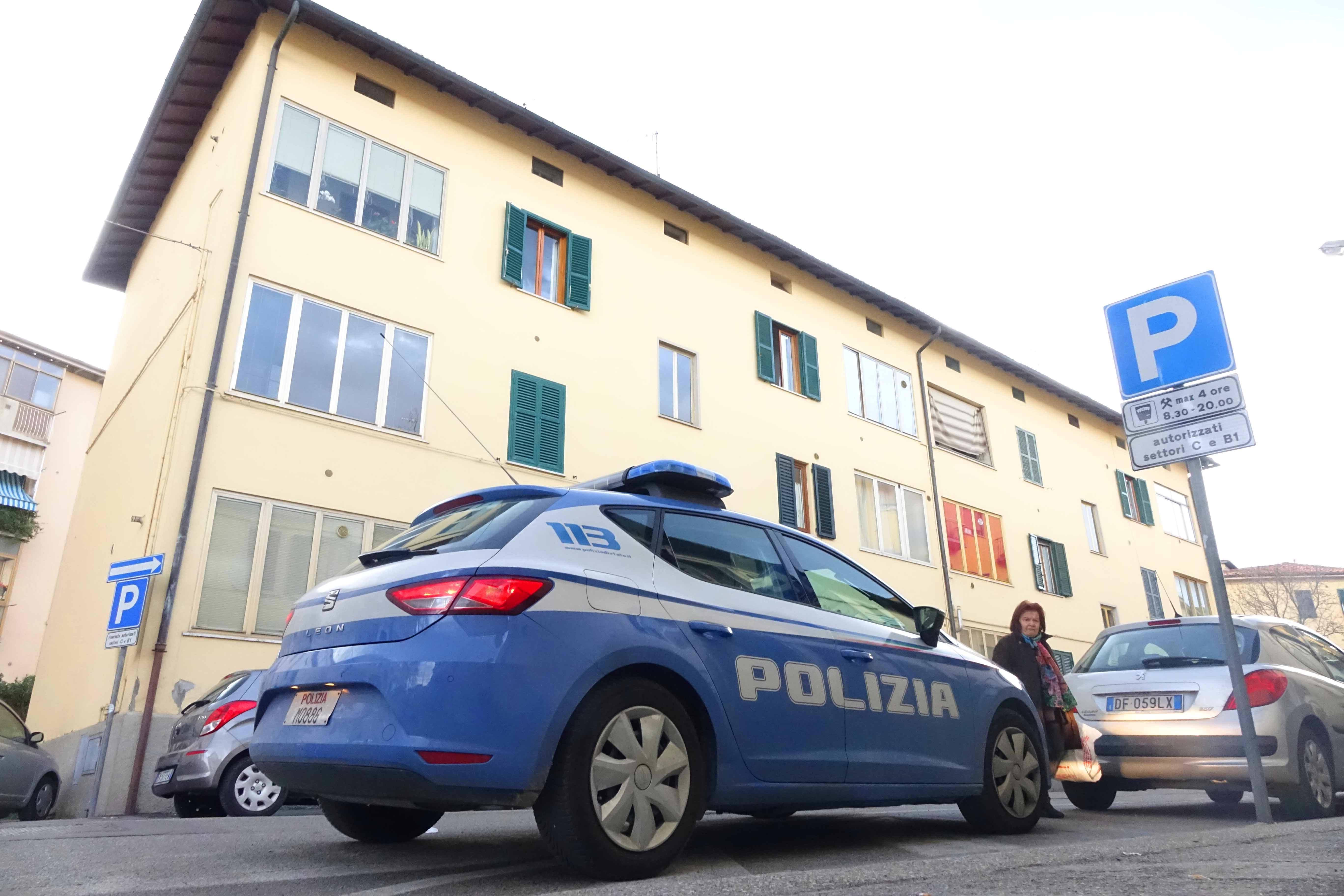 Falso agente della polizia penitenziaria chiedeva soldi ai bar: arrestato per truffa