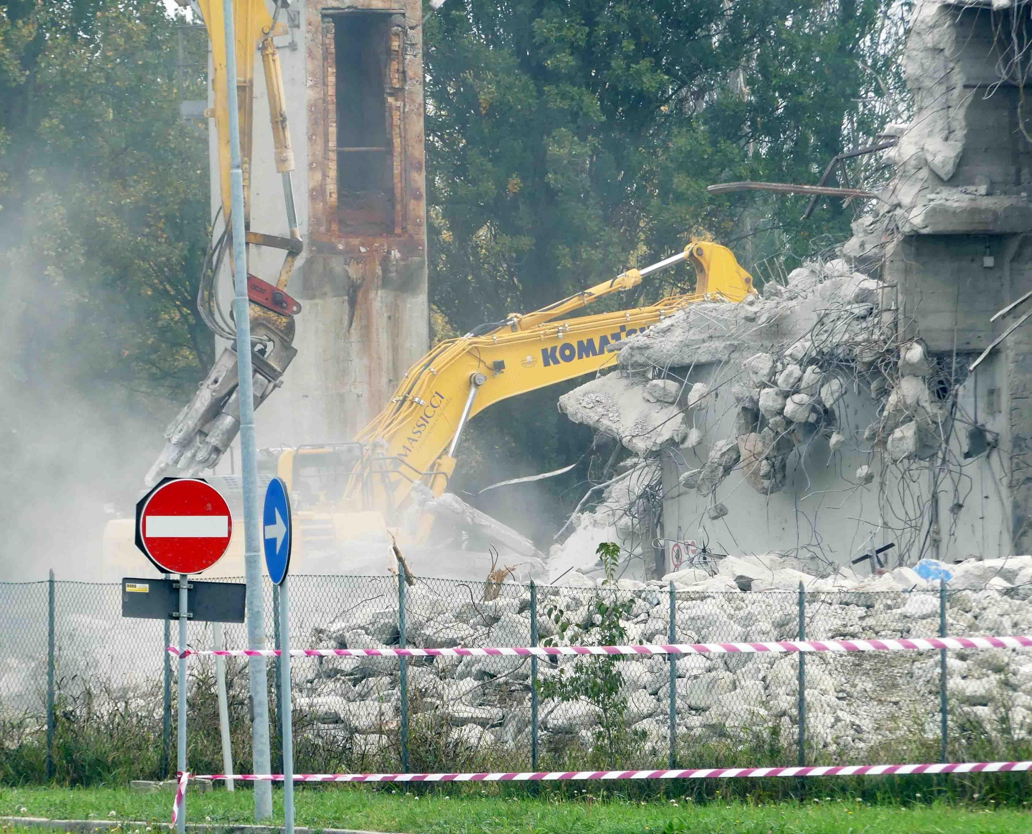 Microcariche per demolire l'ex inceneritore di via Conchetta 