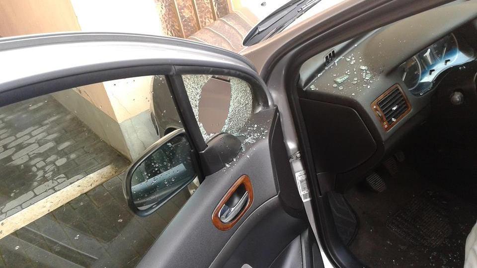 Un'auto danneggiata da un ladro (foto d'archivio)