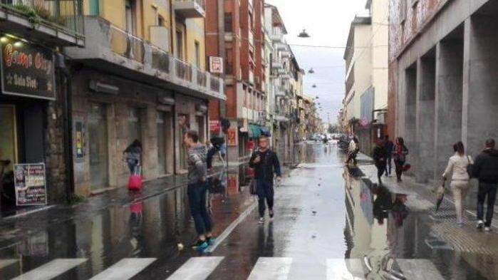 A due anni cade dal terrazzo, il papà era a letto: denunciato