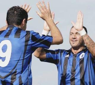 Bonuccelli e Carparelli festeggiano dopo un gol al Rosignano