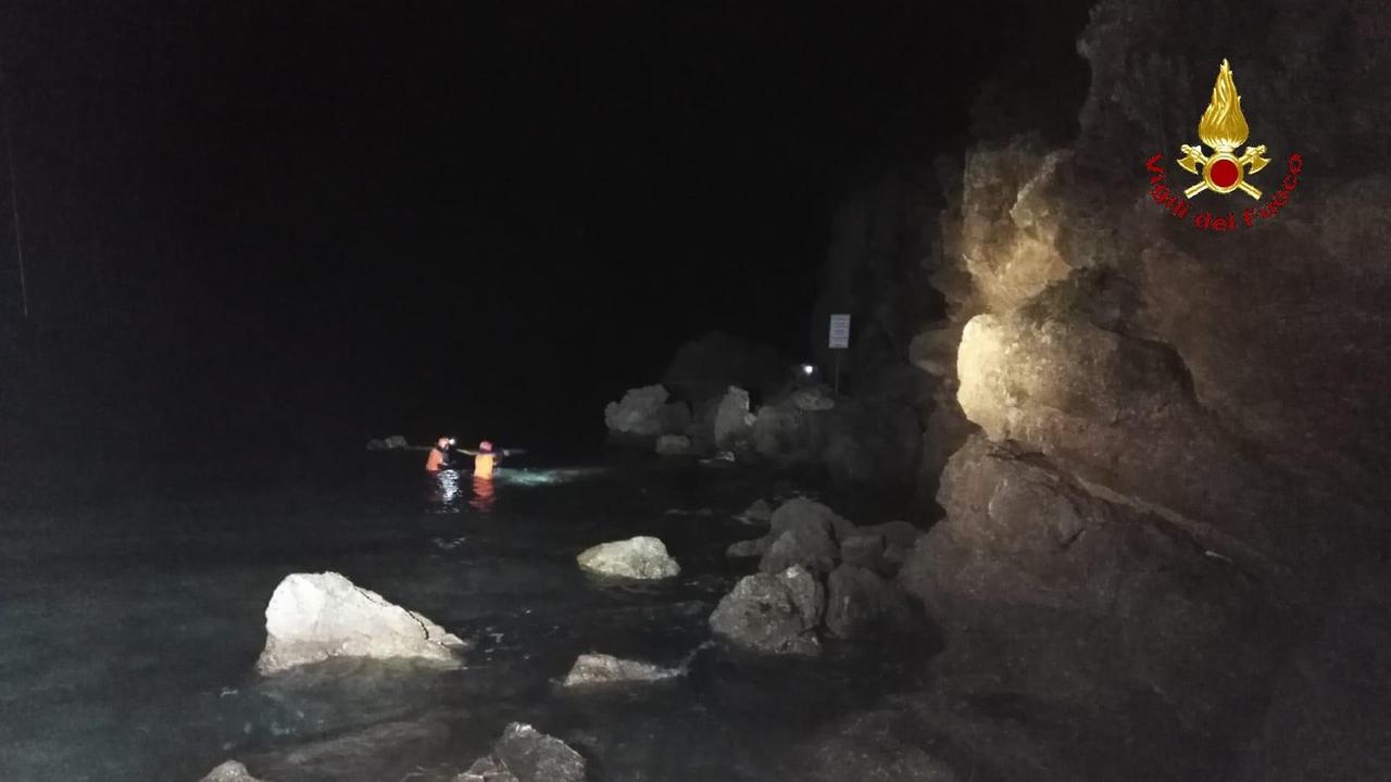 I sommozzatori dei vigili del fuoco recuperano il ferito alle Rocchette