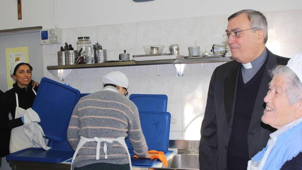 Il vescovo Agostinelli insieme al personale della mensa La Pira durante il pranzo dei poveri (foto Batavia)