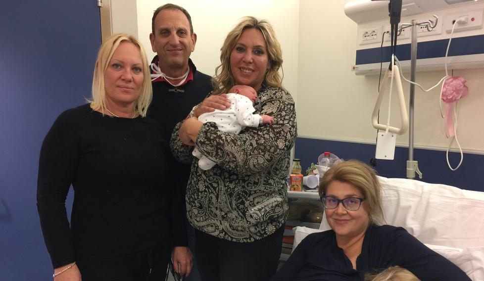 Nel letto la mamma Irina,  in piedi il babbo e le zie con in braccio la piccola Ines. 