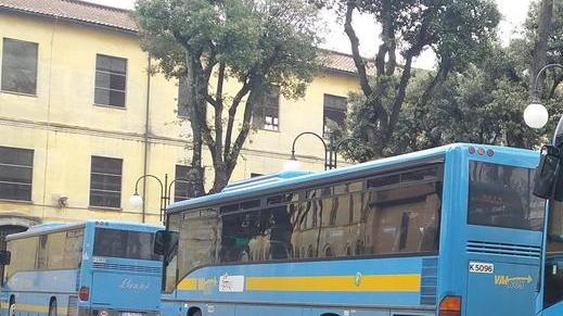 Studente insultato sul bus la lettera dei professori «No alle discriminazioni»