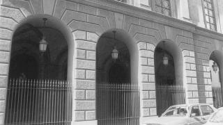 A sinistra il porticato dell’ingresso del Teatro Verdi di Pisa, qui sopra il Teatro Era a Pontedera e a destra il Politeama di Cascina