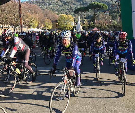 Più di mille in bici per aiutare la ricerca sulle malattie genetiche 