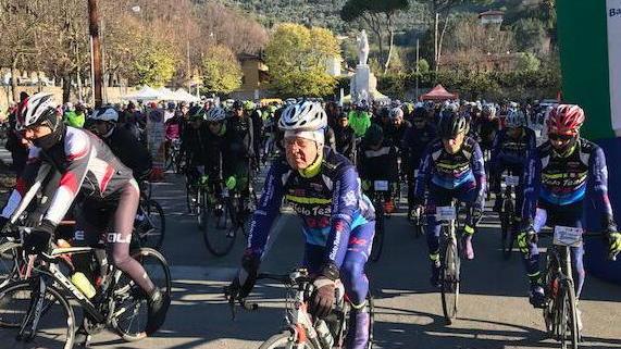 Più di mille in bici per aiutare la ricerca sulle malattie genetiche