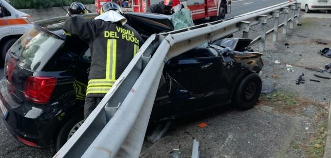 Sbanda con l’automobile e finisce sotto le barriere Intervento del Pegaso 
