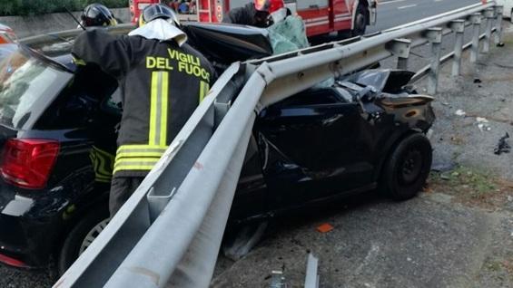 Sbanda con l’automobile e finisce sotto le barriere Intervento del Pegaso