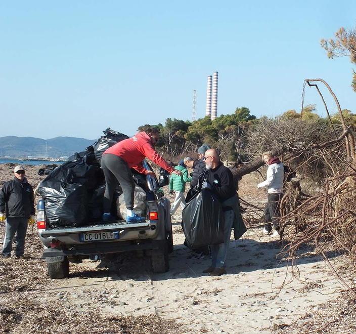 Sacchetti e rastrelli: un centinaio di volontari tornano a pulire il Parco della Sterpaia 