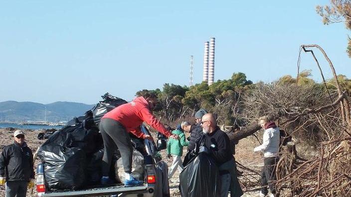 Sacchetti e rastrelli: un centinaio di volontari tornano a pulire il Parco della Sterpaia