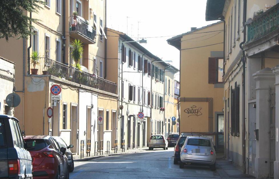 Marciapiedi imbrattati perché mancano i cestini 