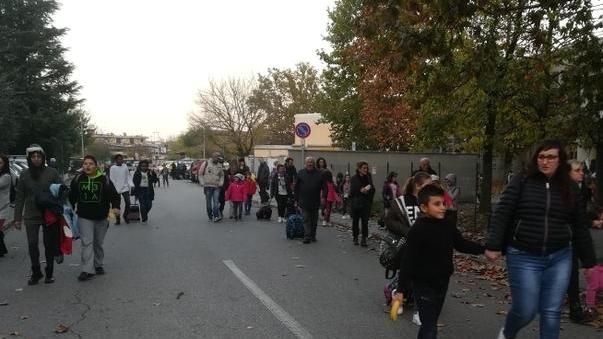 Liti e insulti davanti alla scuola per la strada chiusa al traffico