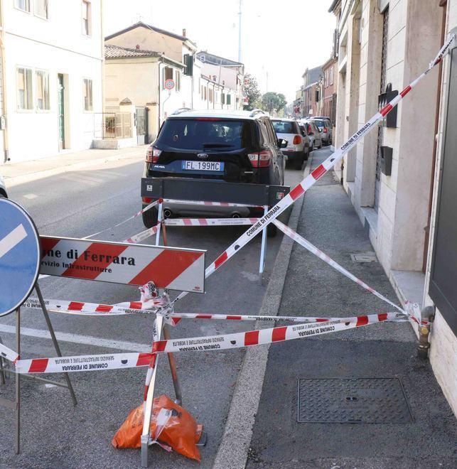 Si staccano mattonelle Protezione per i pedoni