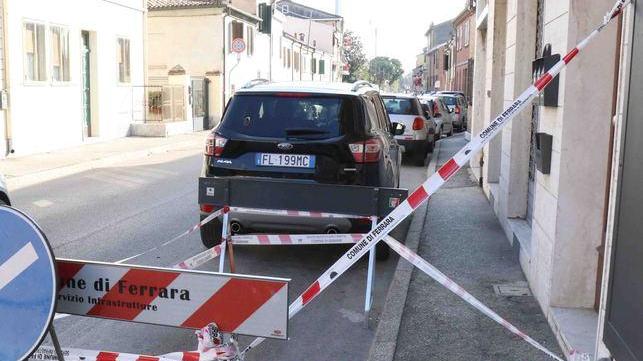 Si staccano mattonelle Protezione per i pedoni