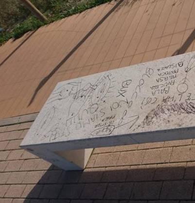 Vandali rovinano giochi e panchine