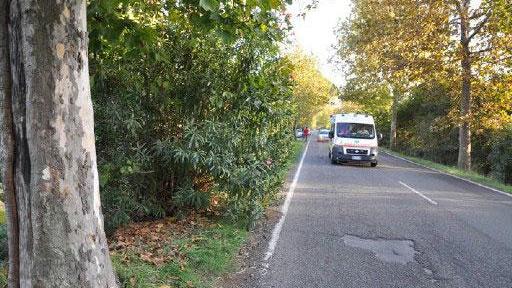 Cicloamatore finisce contro un albero e muore