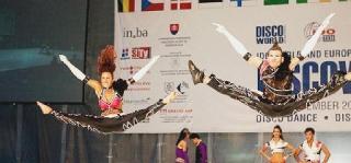 Dania Mosca e Raffaele Maffii in un loro esercizio acrobatico di disco dance