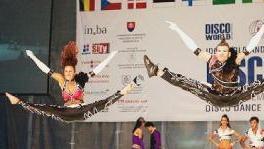Dania Mosca e Raffaele Maffii in un loro esercizio acrobatico di disco dance