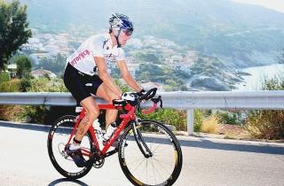 Gianluca Cartei al traguardo e, a sinistra, mentre percorre i 180 chilometri in bicicletta, una delle tre discipline del triathlon