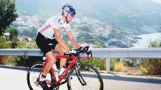 Gianluca Cartei al traguardo e, a sinistra, mentre percorre i 180 chilometri in bicicletta, una delle tre discipline del triathlon